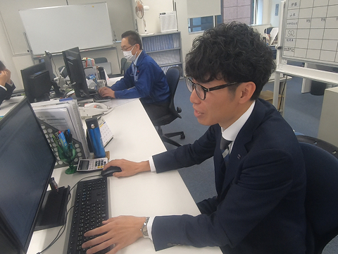 パソコンに向かっている社員