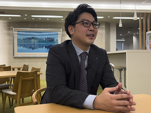 インタビューを受けている社員