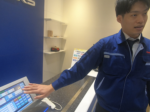 レクチャーしている社員