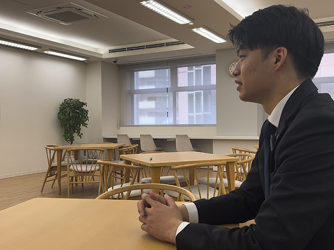 インタビューを受けている社員